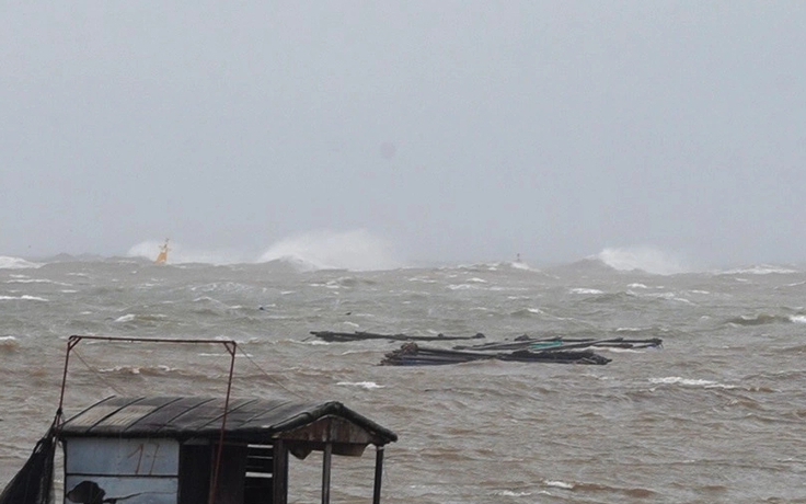 Bão số 5: Ven biển phía nam Thanh Hóa đang mưa rất to, gió giật cấp 9