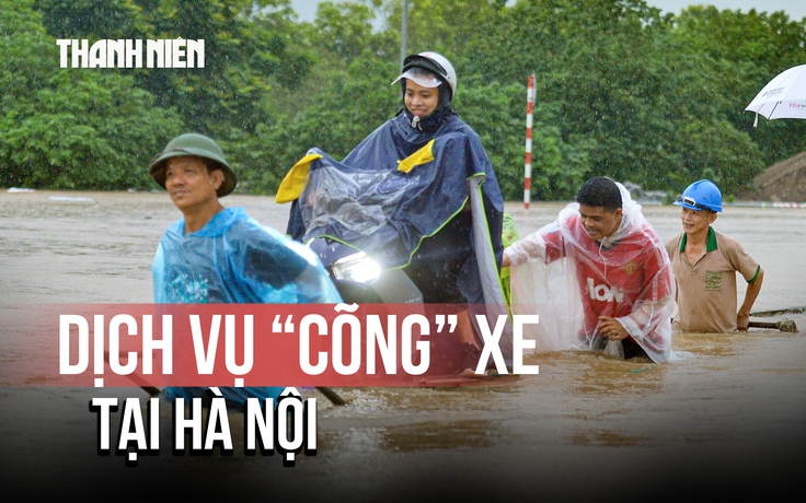 Hà Nội ngập sâu, dịch vụ xe kéo 'cõng' xe máy qua biển nước nở rộ: Giá bao nhiêu/lượt?