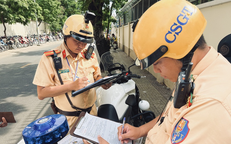 Dừng đỗ sai ở TP.HCM: Người dân quay clip, CSGT phạt nguội hàng loạt tài xế