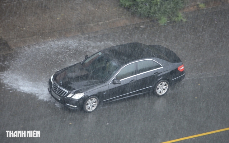 Lái ô tô dưới mưa bão: Vì sao không nên 'nháy' đèn pha, bật đèn khẩn cấp?