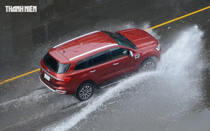 Lái ô tô dưới mưa bão: Rủi ro khi chạy qua đường ngập nước