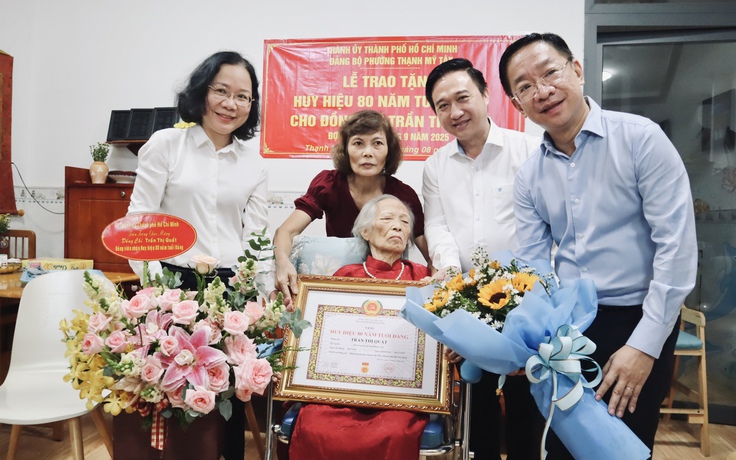 Phó bí thư Thành ủy TP.HCM trao Huy hiệu 80 tuổi Đảng cho cụ Trần Thị Quất