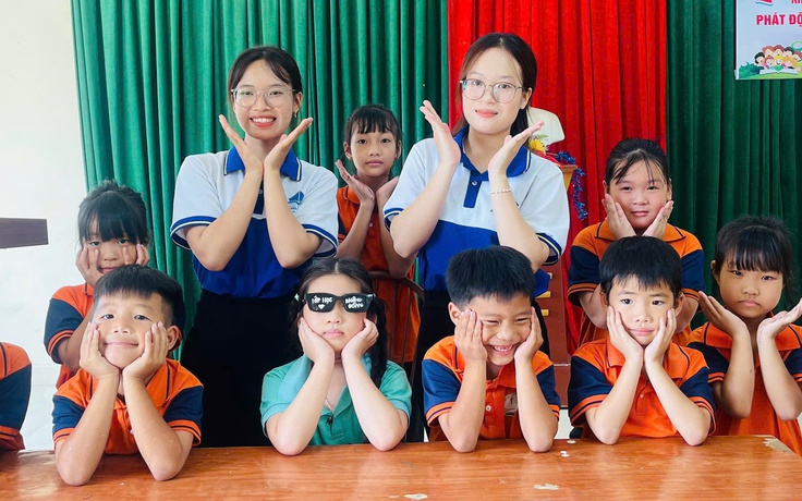 Mùa hè 'gieo chữ' của hai nữ sinh Đại học Hạ Long