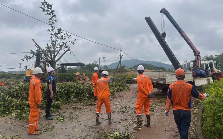 EVNNPC huy động 536 người khắc phục lưới điện sau bão số 5