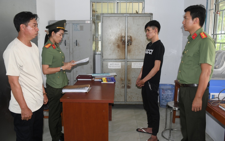 Đem súng quân dụng đi giải quyết mâu thuẫn, gặp công an ném lên mái nhà