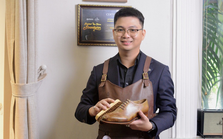 Gác bằng kỹ sư điện để đi đánh giày, chàng trai mặc vest lịch lãm nâng tầm nghề vỉa hè