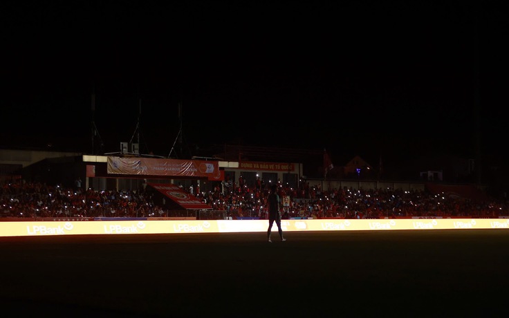 Ảnh hưởng sau bão, sân Hà Tĩnh mất điện: Trận dẫn trước Thanh Hóa phải tạm ngưng 24 phút