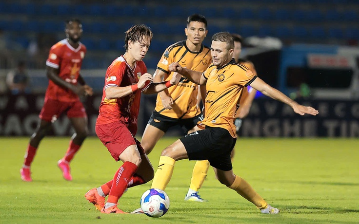 Lê Vitkor cùng Hà Tĩnh thắng Thanh Hóa, chen chân vào tốp 4: Trợ lý cũ thầy Kim lại ‘khóc’