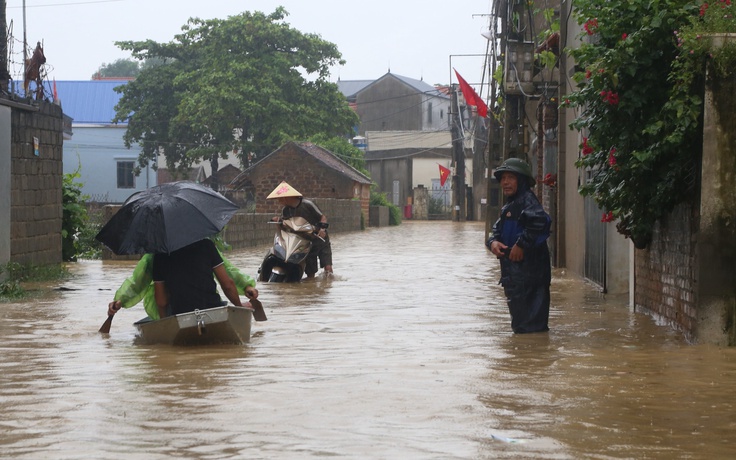 Nước tràn đê bao, dân ngoại thành Hà Nội hối hả chạy lũ