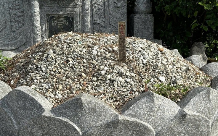 Hàng loạt ngôi mộ ở Huế bị đóng cọc gỗ để giải phóng mặt bằng: Dân mạng ‘dậy sóng’