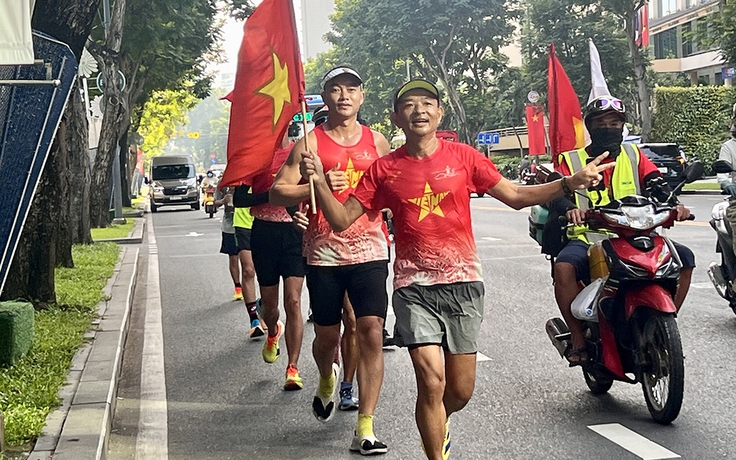 Nhà báo chạy bộ hơn 800 km mừng Quốc khánh 2.9