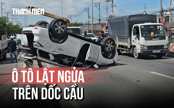 Ô tô 7 chỗ lật ngửa trên dốc cầu Bình Thuận, 4 người thoát nạn