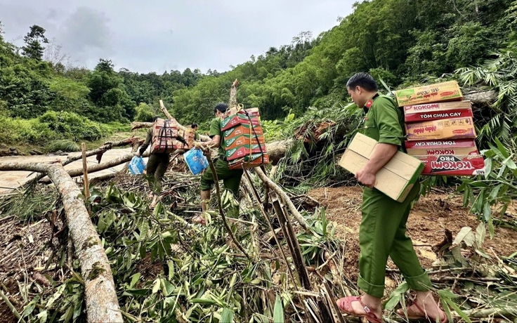 Công an 'cõng' mì tôm vượt rừng giúp dân bản biên giới bị cô lập