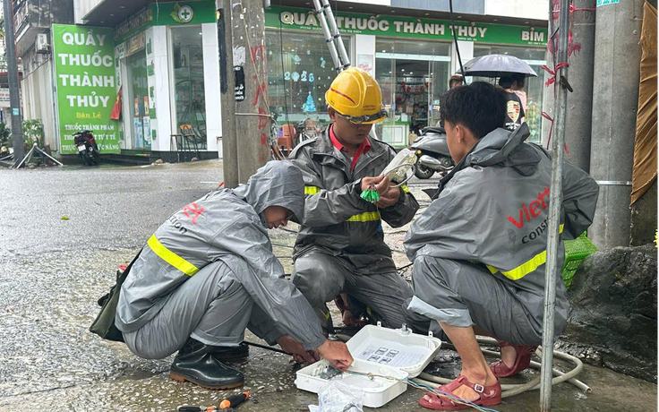 Người Viettel trắng đêm khắc phục sự cố, giữ thông tin liên lạc cho khách hàng