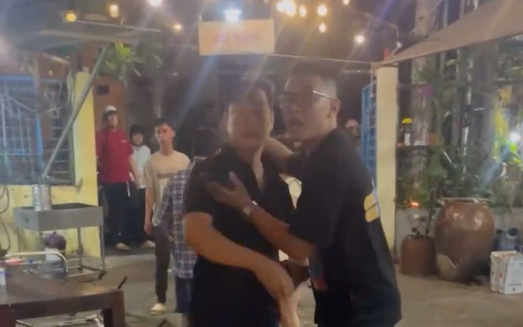 TP.HCM: Nhóm người xông vào đập phá quán ăn, tấn công khách hàng