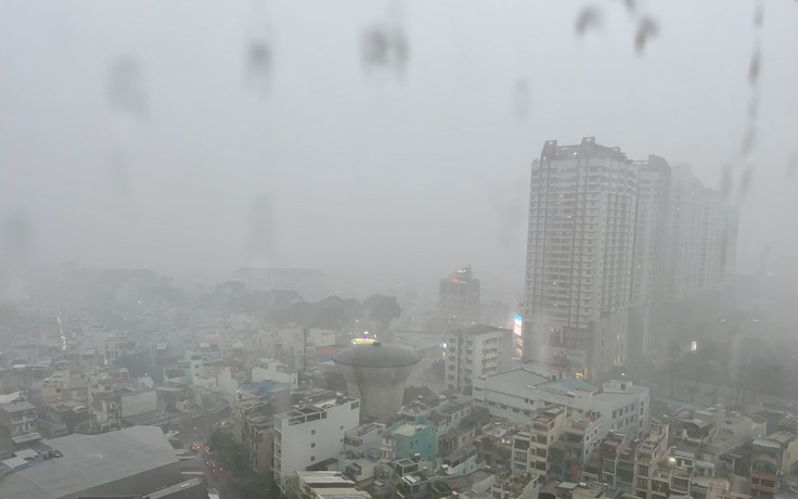 TP.HCM đang mưa như trút nước