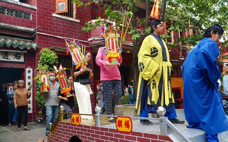 Nghi lễ xá tội vong nhân tháng 7 âm lịch ở chùa người Hoa TP.HCM: Cây cầu đặc biệt