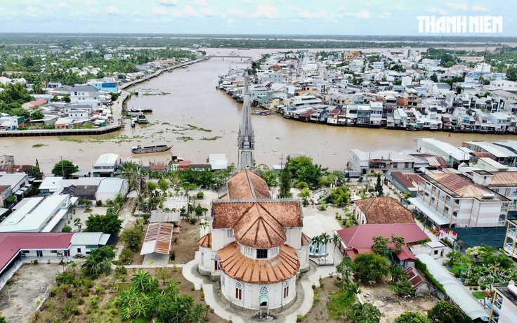 Khám phá nhà thờ trăm tuổi có tháp chuông cao nhất miền Tây