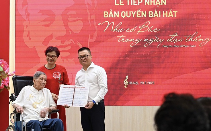 Nhạc sĩ Phạm Tuyên tặng ca khúc 'Như có Bác trong ngày đại thắng' cho Báo Nhân Dân