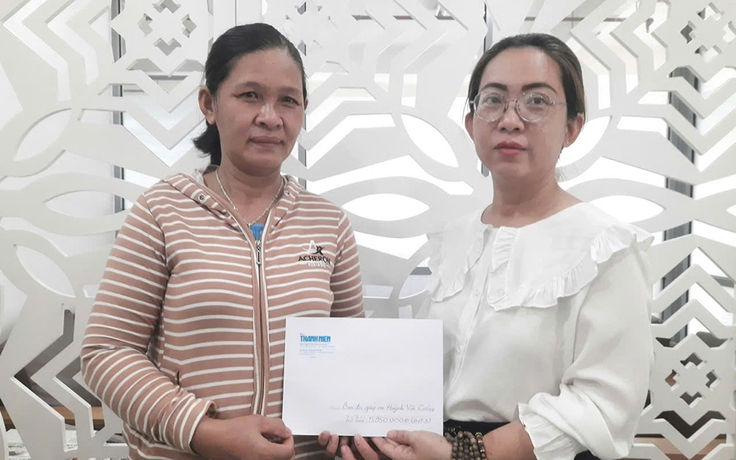 Trao tiền bạn đọc giúp các hoàn cảnh khó khăn, bệnh tật