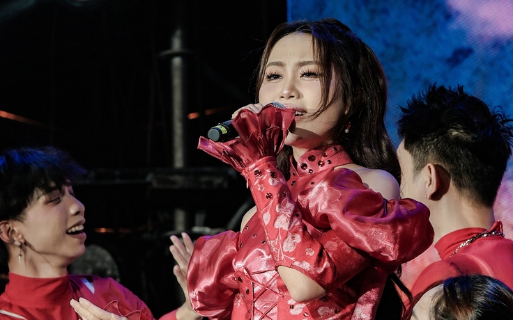 Phương Mỹ Chi mang hit ở 'Sing! Asia' khuấy động phố đi bộ Nguyễn Huệ