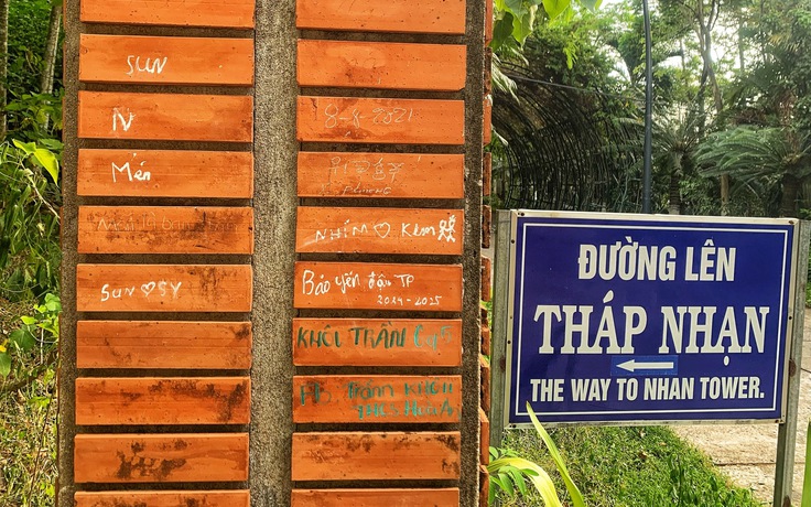 Phản cảm những dòng chữ viết bậy trên trụ cổng đường lên Tháp Nhạn