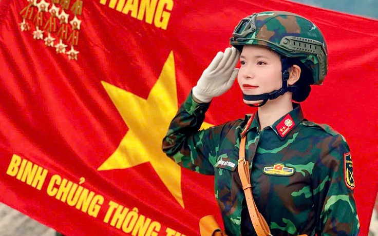 Chân dung nữ khối trưởng xinh đẹp tham gia đội hình diễu binh A80