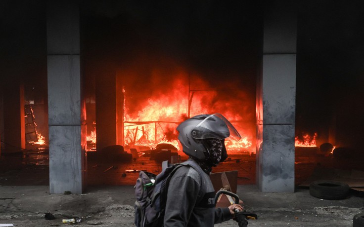 Indonesia: Người biểu tình đốt một loạt tòa nhà nghị viện ở 3 tỉnh