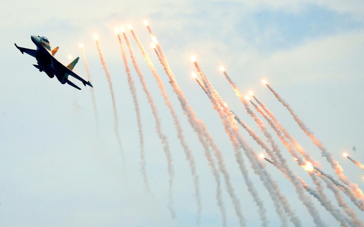 Mãn nhãn tiêm kích Su-30MK2 thả bẫy nhiệt trên bầu trời Hà Nội