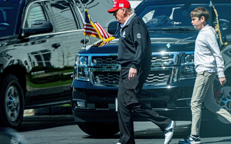 Ông Trump đi đánh golf cuối tuần, xóa tan tin đồn về sức khỏe