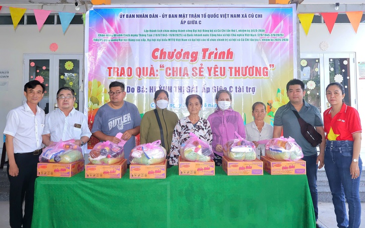 Trao quà 'Chia sẻ yêu thương' cho hộ khó khăn ấp Giữa C, xã Củ Chi