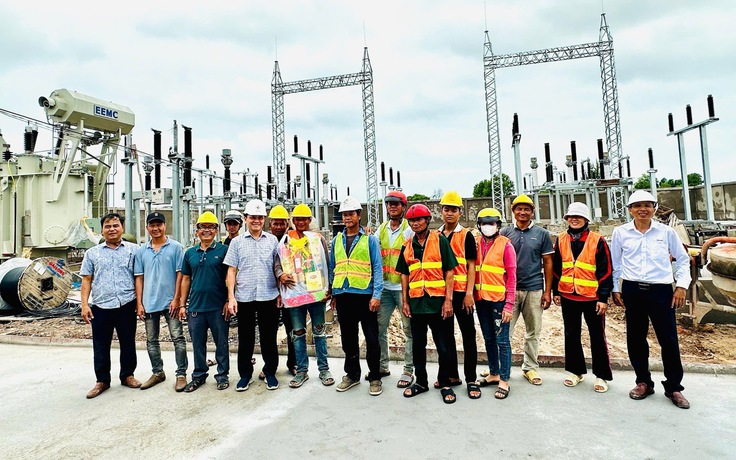 Hơn 800 người thi công 'xuyên lễ' trên các công trình lưới điện miền Nam