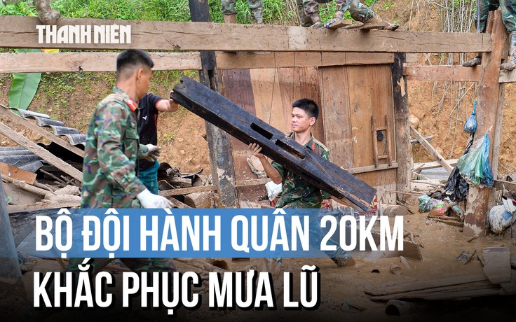 Bộ đội hành quân 20 km giúp dân khắc phục hậu quả mưa lũ