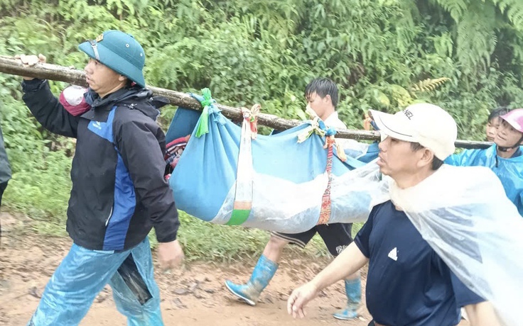 Cả bản vượt lũ, băng rừng 20 giờ đưa 3 người đi cấp cứu