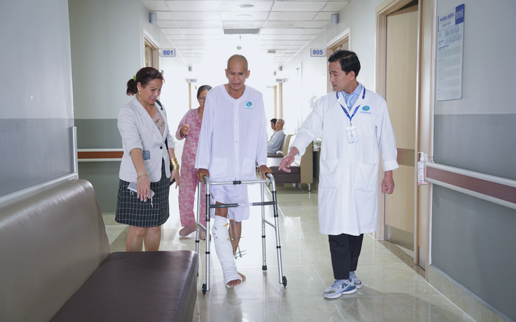 TP.HCM: Bị máy cắt cỏ cứa, người đàn ông nhập viện cứu chân, phát hiện sỏi thận