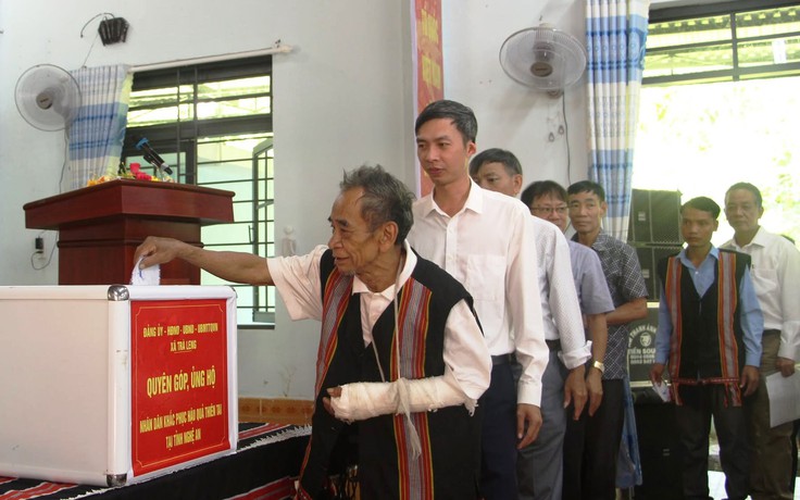Người dân vùng sạt lở Trà Leng quyên góp hỗ trợ đồng bào ở Nghệ An