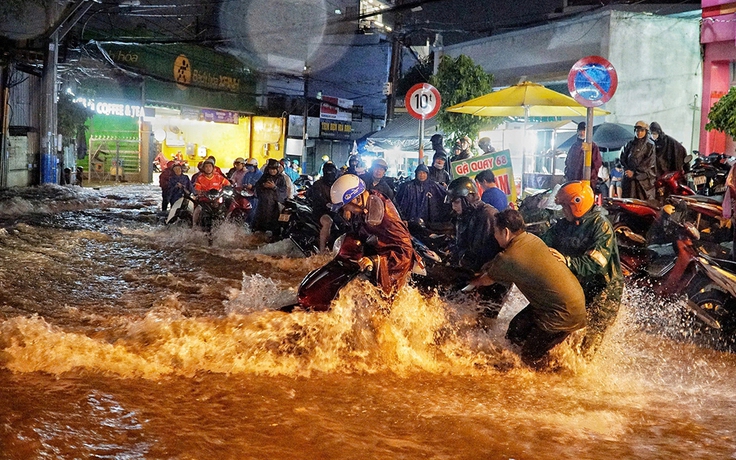 Nắng nóng chưa qua, bão đang 'thập thò'