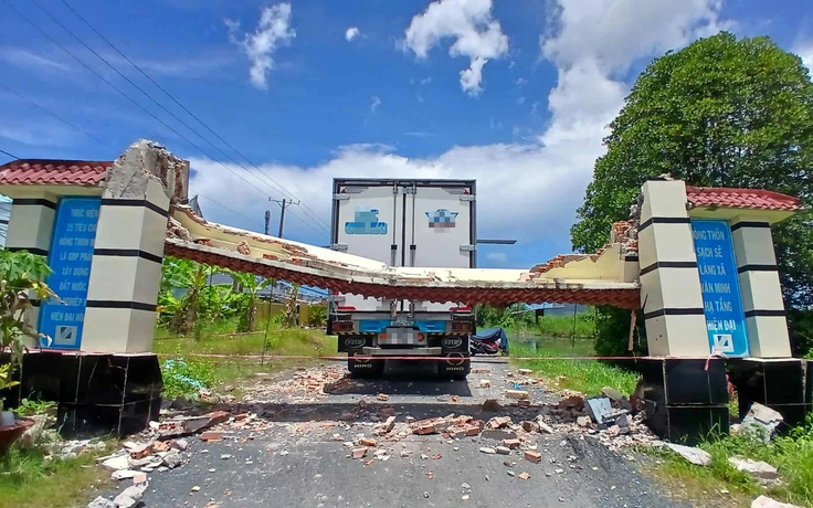Xe tải kéo sập cổng chào ở Cà Mau
