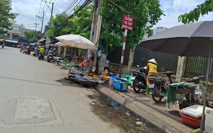 Có biển cấm vẫn buôn bán bát nháo