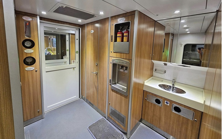 Cận cảnh tàu du lịch chất lượng cao Hà Nội - Đồng Hới