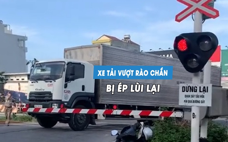 Tài xế cố lái xe tải vượt rào chắn, bị người dân ép lùi lại
