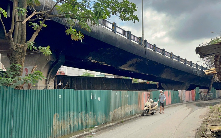 Cấm xe tải trọng trên 18 tấn qua đoạn cầu Vĩnh Tuy có bãi xe bị cháy