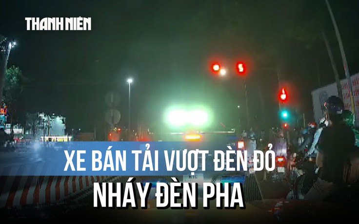 Xe bán tải vượt đèn đỏ, nháy đèn pha bị người dân quay clip báo CSGT phạt