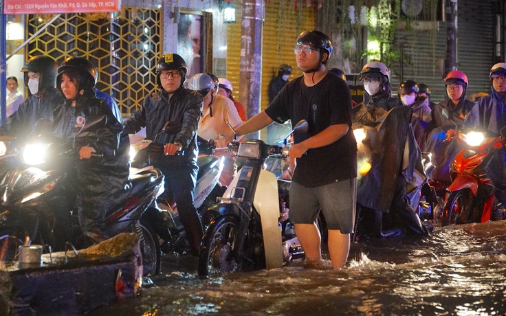 Mưa lớn chiều tối nay: Đường ở TP.HCM ngập nước hơn 2 tiếng sau cơn mưa