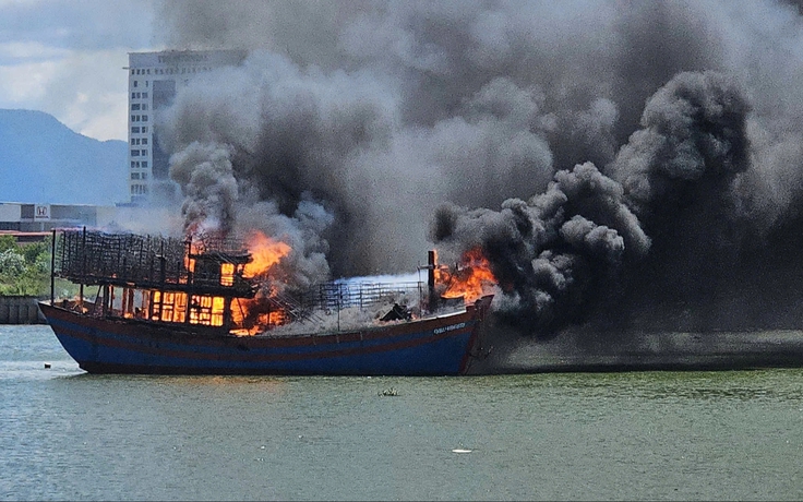 Quảng Trị: Tàu cá bốc cháy dữ dội trên sông Nhật Lệ giữa trưa nắng
