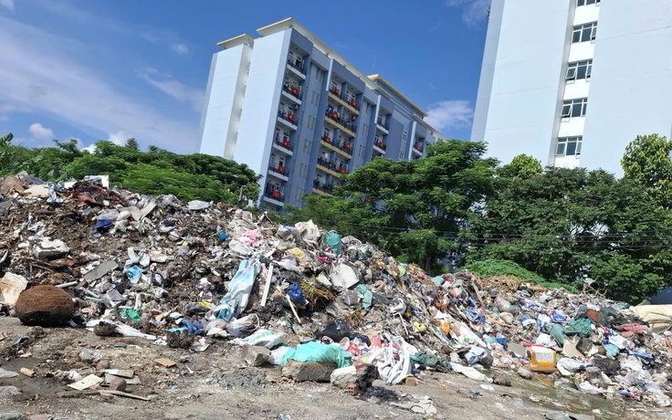 Bãi rác ngay khu lưu trú công nhân