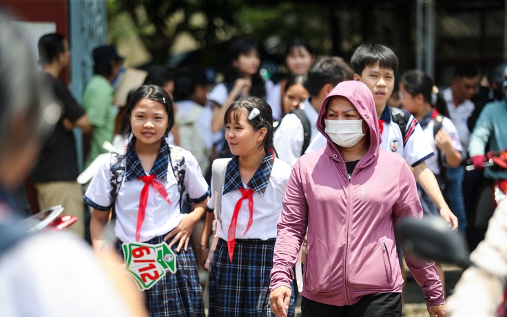 Bức xúc đồng phục học sinh