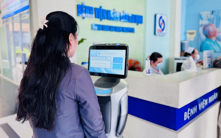 TP.HCM: Robot dẫn đường, hướng dẫn quy trình, 'pha trò' với người bệnh