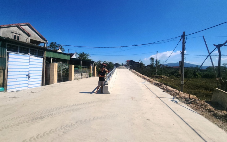 Dân 'té ngửa' vì cầu có thiết kế lạ tại Hà Tĩnh