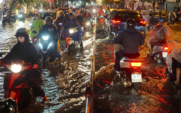 Dự báo thời tiết TP.HCM: Hôm nay tiếp tục mưa lớn kèm giông lốc vào chiều tối